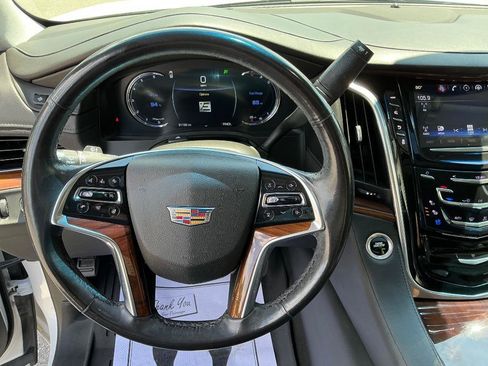 Used 2020 Cadillac Escalade ESV Luxury AWD/4WD image 19