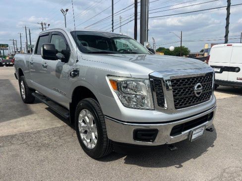 Used 2017 Nissan Titan SV image 4