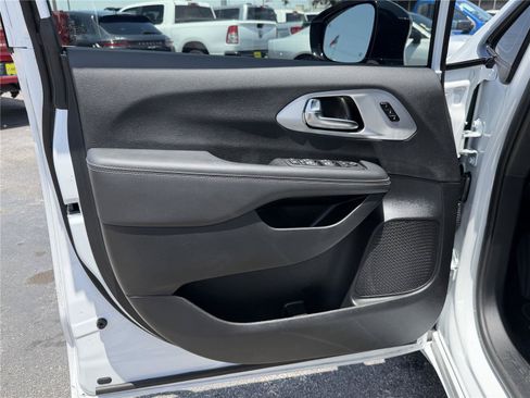 Used 2025 Chrysler Pacifica Limited FWD image 11