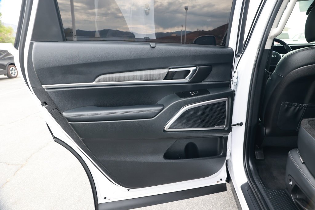 Used 2025 Kia Telluride EX w/ EX Captain's Chair Package FWD image 40