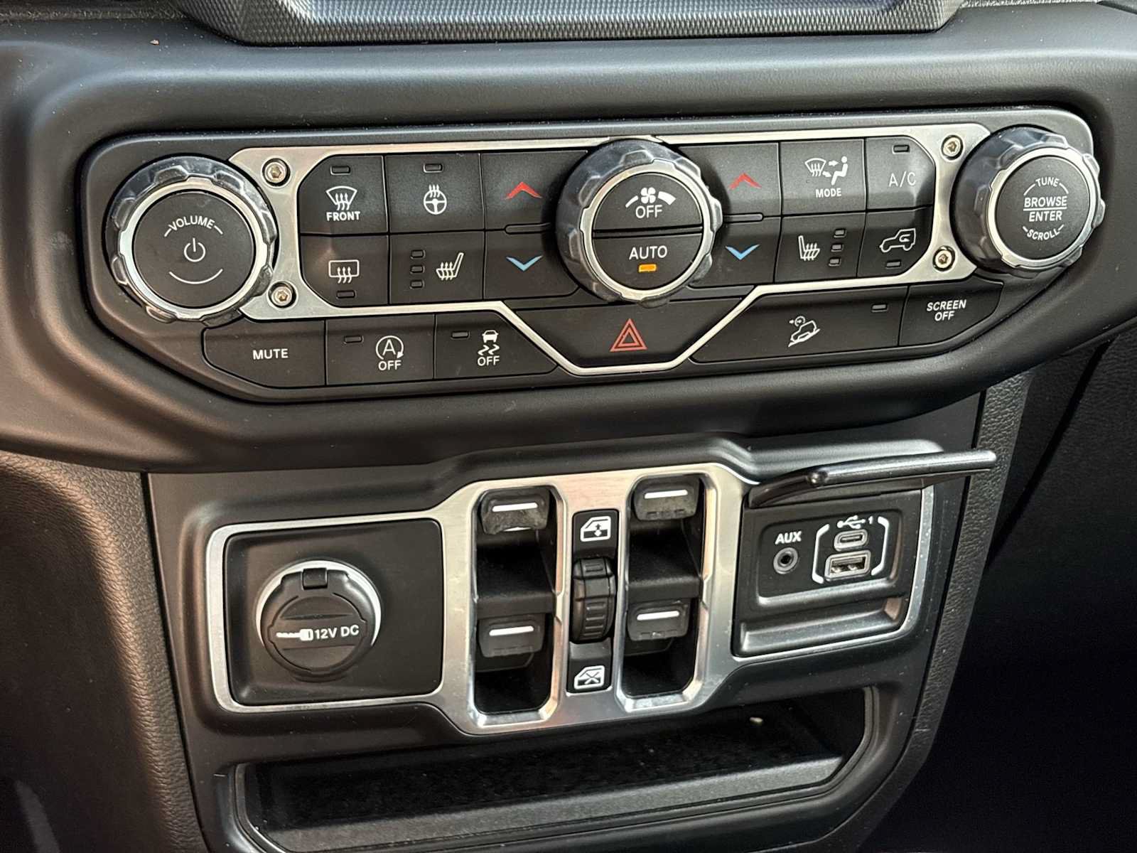 Used 2020 Jeep Wrangler Unlimited Sahara AWD/4WD image 18