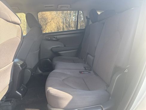 Used 2024 Toyota Highlander LE image 10
