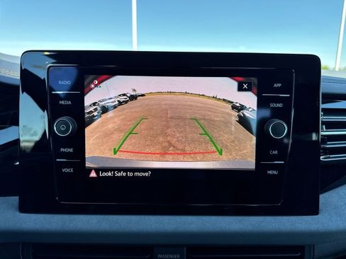 Used 2025 Volkswagen Jetta SE FWD image 17