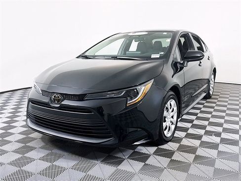 Certified 2025 Toyota Corolla LE image 3