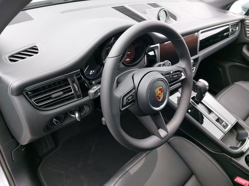 New 2026 Porsche Macan image 4