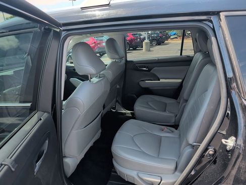 Used 2021 Toyota Highlander XLE AWD/4WD image 11