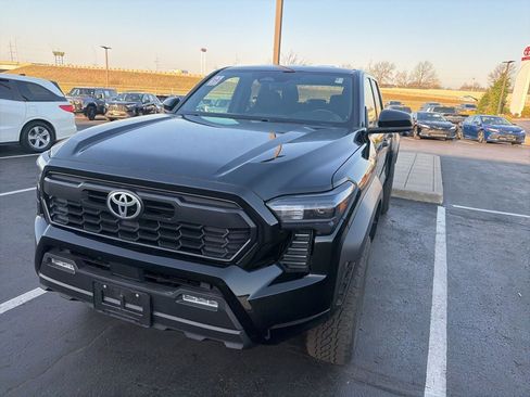 Used 2024 Toyota Tacoma TRD Off-Road image 7