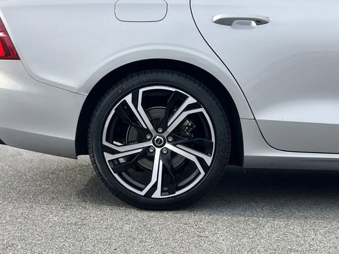 Used 2024 Volvo S60 B5 Core image 10