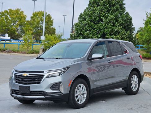 Used 2023 Chevrolet Equinox LT w/ Driver Convenience Package image 3