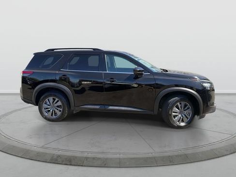 Certified 2024 Nissan Pathfinder SV FWD image 3