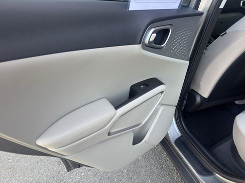 Used 2023 Kia Soul LX FWD image 8