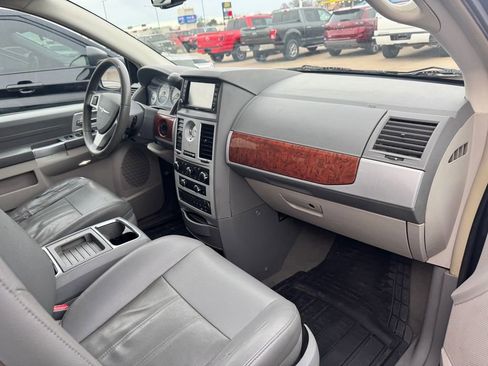 Used 2008 Chrysler Town & Country Touring image 4
