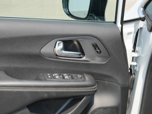 Used 2026 Chrysler Pacifica Select FWD image 24