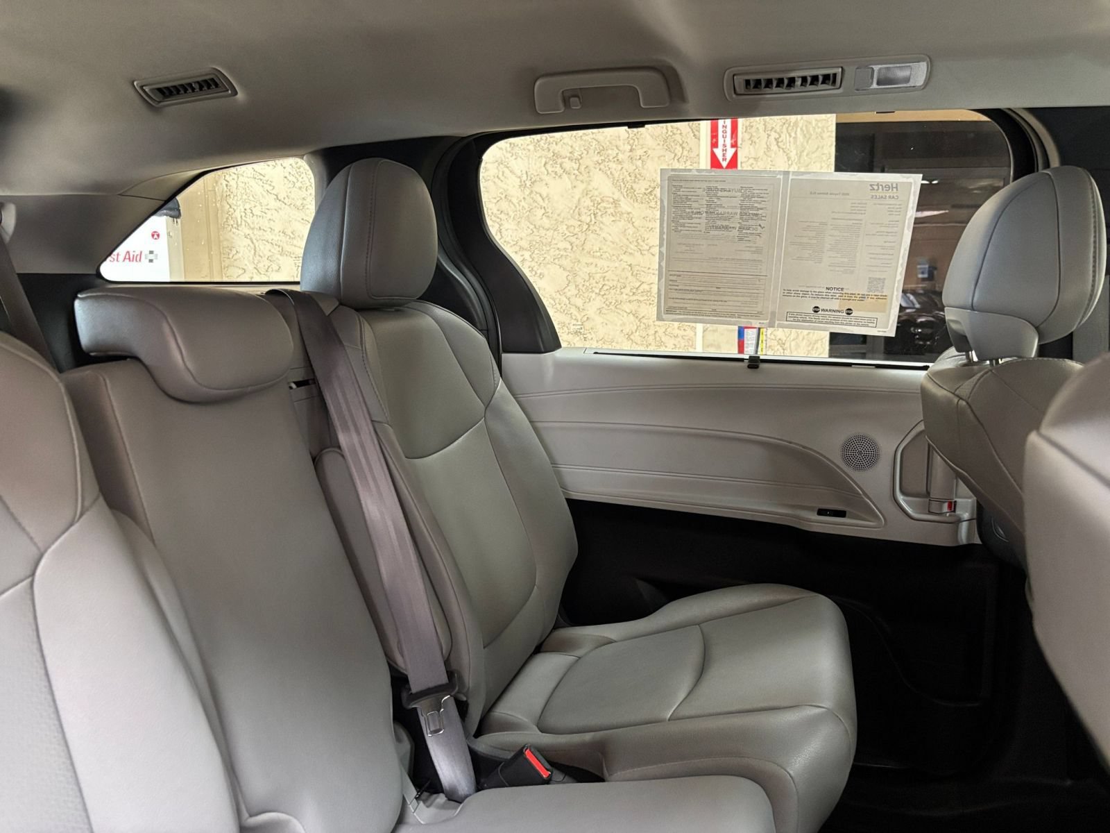 Used 2025 Toyota Sienna XLE FWD image 39