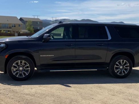 Used 2022 Chevrolet Suburban LT w/ LT Signature Package AWD/4WD image 5