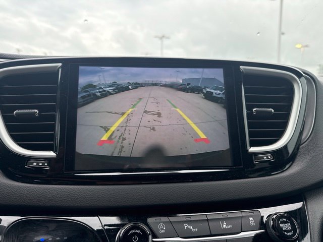 Used 2025 Chrysler Pacifica Select FWD image 12