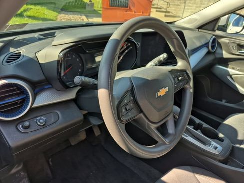 Used 2025 Chevrolet Trax LS w/ LS Convenience Package FWD image 10