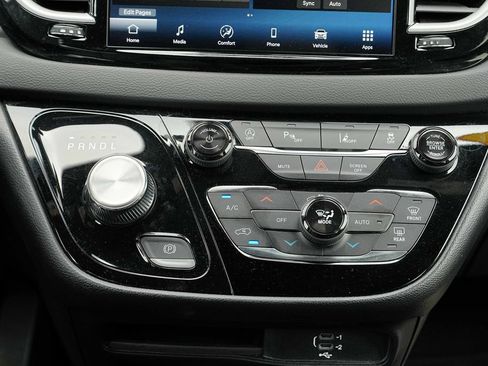 Used 2026 Chrysler Pacifica Select FWD image 31