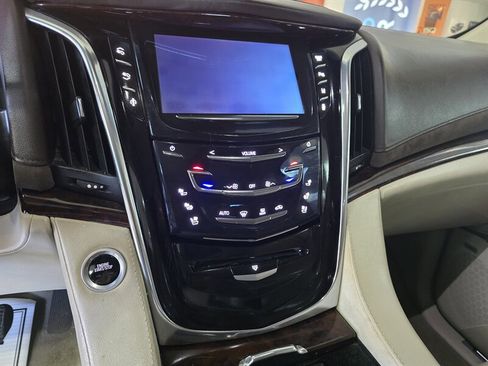 Used 2015 Cadillac Escalade ESV Luxury image 31