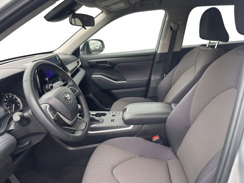 Used 2025 Toyota Highlander LE image 7