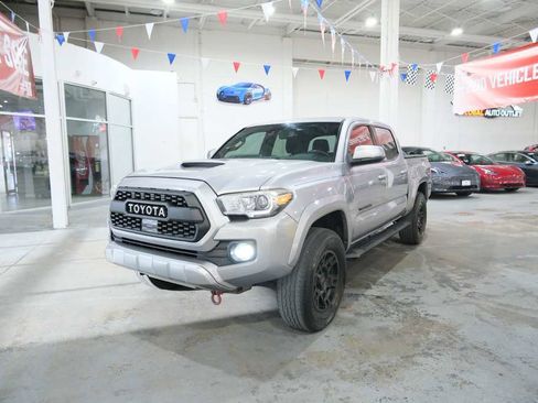 Used 2020 Toyota Tacoma TRD Sport image 4