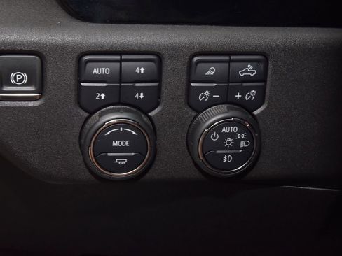 Used 2024 Chevrolet Silverado 2500 LT AWD/4WD image 31