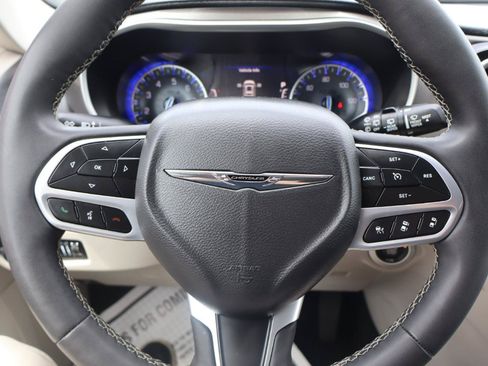 Used 2023 Chrysler Pacifica Touring-L FWD image 14