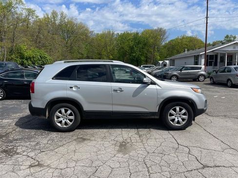 Used 2012 Kia Sorento LX w/ Third Row Pkg FWD image 4