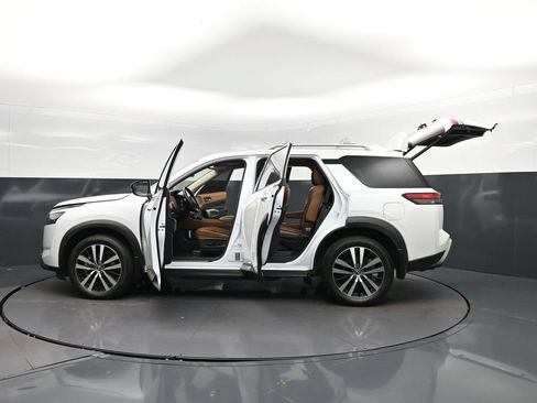 Used 2025 Nissan Pathfinder Platinum FWD image 46