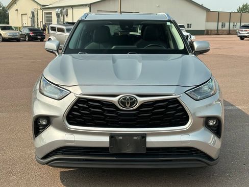 Used 2020 Toyota Highlander XLE AWD/4WD image 36