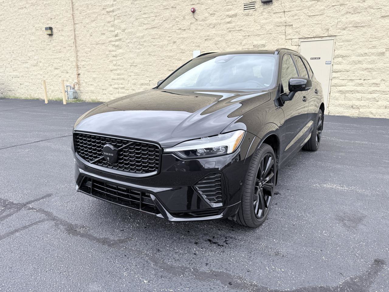 Used 2024 Volvo XC60 T8 Ultimate AWD/4WD image 1