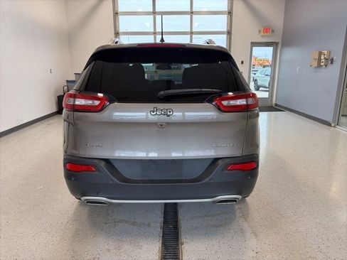 Used 2018 Jeep Cherokee Limited w/ Luxury Group AWD/4WD image 6