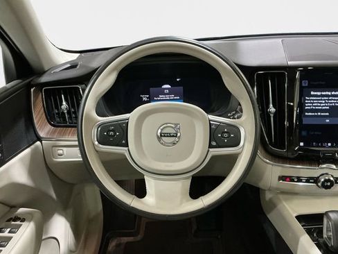 Used 2022 Volvo XC60 B5 Momentum w/ Climate Package image 13