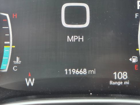 Used 2017 Chrysler Pacifica Limited w/ UConnect Theater Package FWD image 13