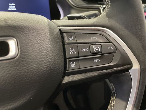 Used 2023 Jeep Grand Cherokee Laredo w/ Luxury Tech Group I RWD image 21
