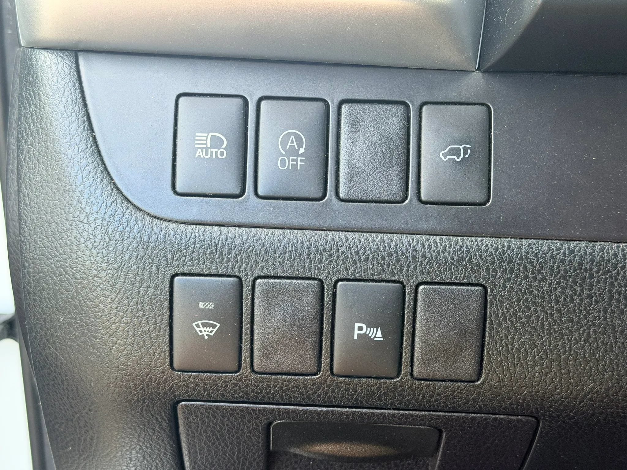 Used 2018 Toyota Highlander Limited FWD image 25