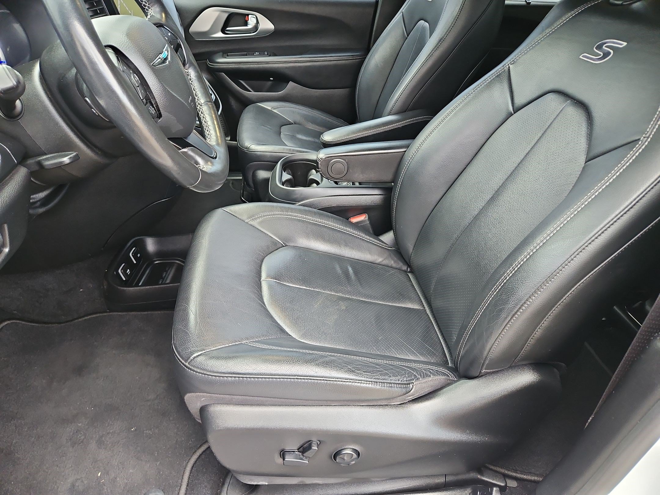 Used 2020 Chrysler Pacifica Touring-L FWD image 24