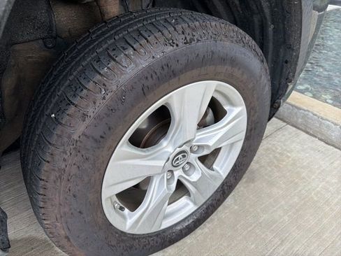 Used 2019 Toyota RAV4 XLE w/ Convenience Package AWD/4WD image 6