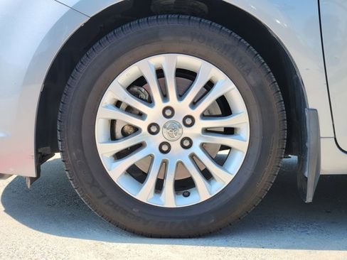 Used 2017 Toyota Sienna XLE Premium image 11
