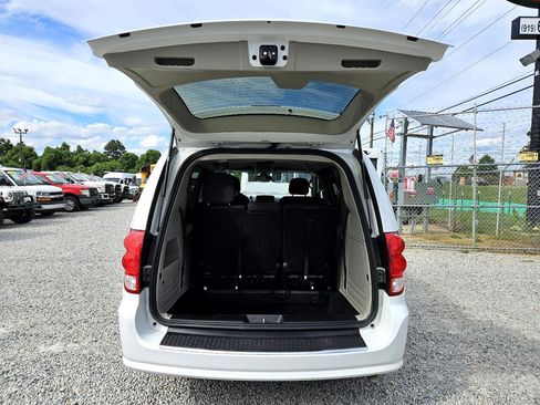 Used 2019 Dodge Grand Caravan SE w/ UConnect Hands-Free Group image 18