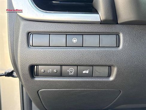 Used 2025 Nissan Rogue SL AWD/4WD image 19