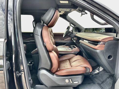 Used 2025 Lincoln Navigator Reserve AWD/4WD image 13