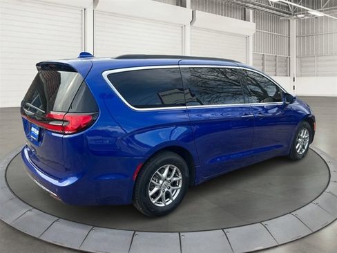 Used 2021 Chrysler Pacifica Touring FWD image 5