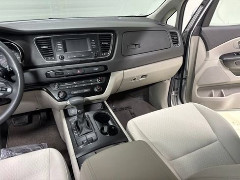 Used 2018 Kia Sedona L FWD image 21