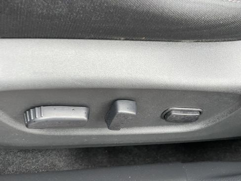 Used 2018 Nissan Rogue SV image 25