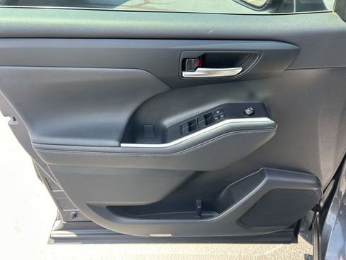 Used 2023 Toyota Highlander XLE image 3