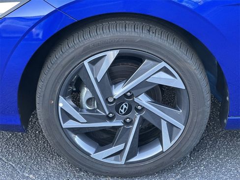 Used 2025 Hyundai Elantra SEL image 11