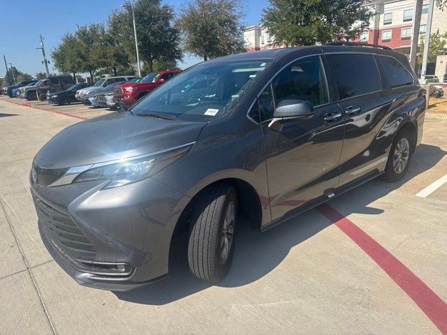 Certified 2025 Toyota Sienna XLE FWD image 6