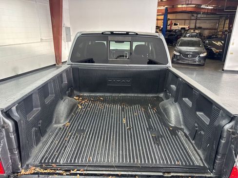 Used 2018 Nissan Titan SV w/ SV Convenience Package image 16