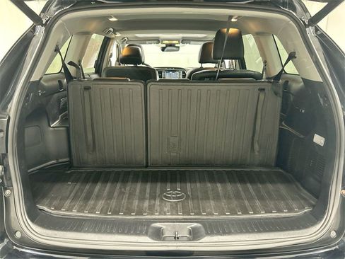 Used 2019 Toyota Highlander SE image 23